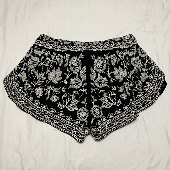 Urban Outfitters Ecote Embroidered Shorts - Picture 6 of 10